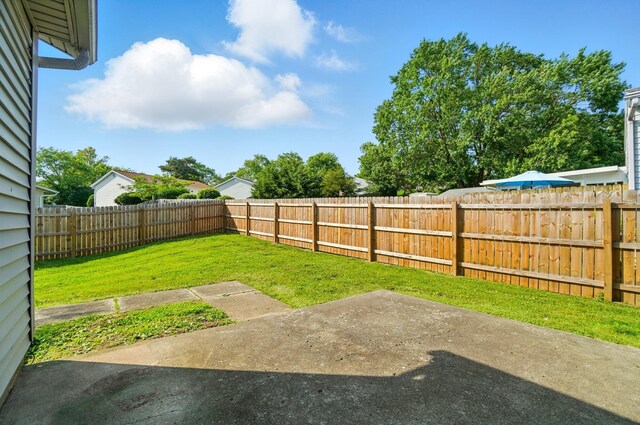 1574 River Bend Rd, Columbus, OH 43223 - fenced backyard with a patio area