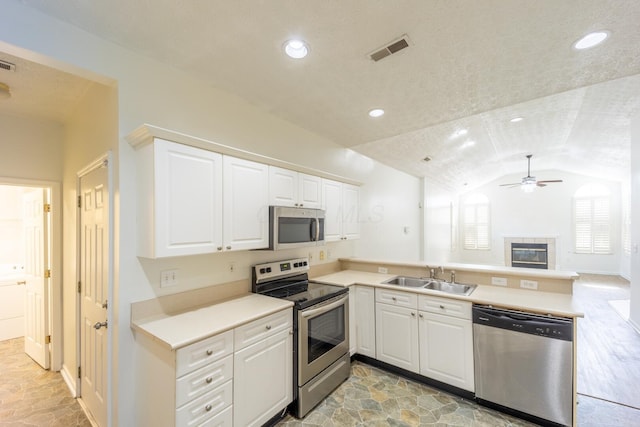 147 Shadymere Ln, Columbus, OH 43213 - kitchen with stainless steel appliances, a peninsula, a ceiling fan, vaulted ceiling, and recessed lighting