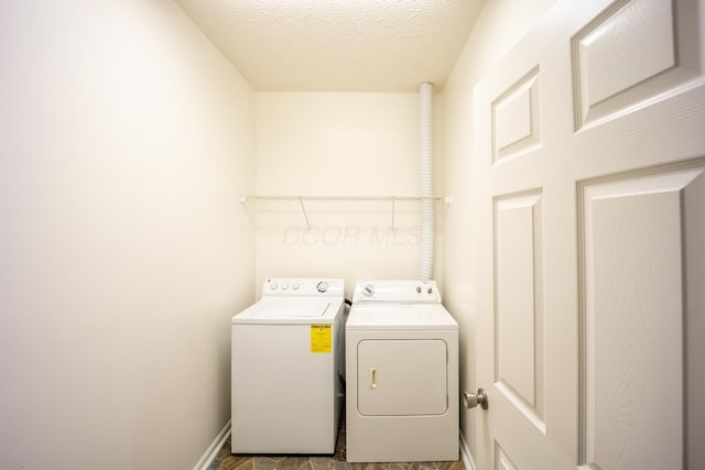 147 Shadymere Ln, Columbus, OH 43213 - laundry area featuring washing machine and clothes dryer and a textured ceiling