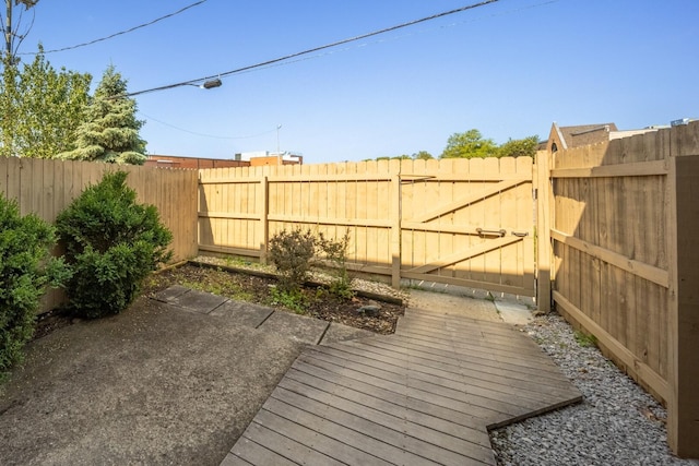 83 Tarryton Ct W, Columbus, OH 43228 - deck featuring a fenced backyard