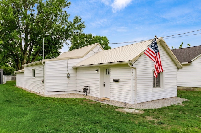 165 W Jersey St, Johnstown, OH 43031 - back of property featuring a yard