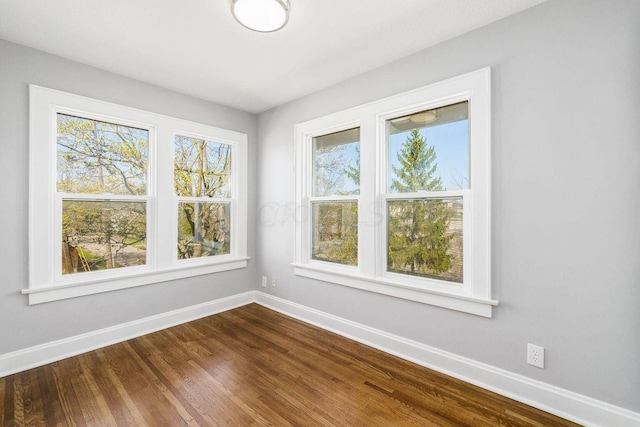 670-672 E Jenkins Ave, Columbus, OH 43207 - unfurnished room with baseboards and dark wood finished floors