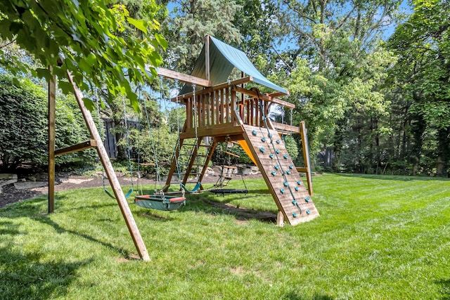 3917 Tarrington Ln, Columbus, OH 43220 - view of play area featuring a yard