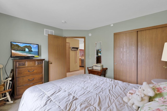 1104 Arbor Oaks Ln, Galloway, OH 43119 - bedroom featuring a closet and light carpet
