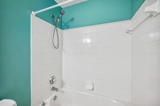 1344 Bluffton Ct, Columbus, OH 43228 - full bathroom featuring washtub / shower combination and toilet