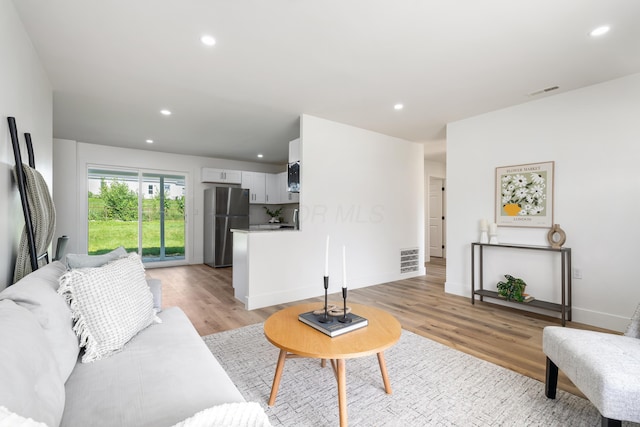 540 Mohawk Dr, Lancaster, OH 43130 - living area featuring light wood-style flooring and recessed lighting