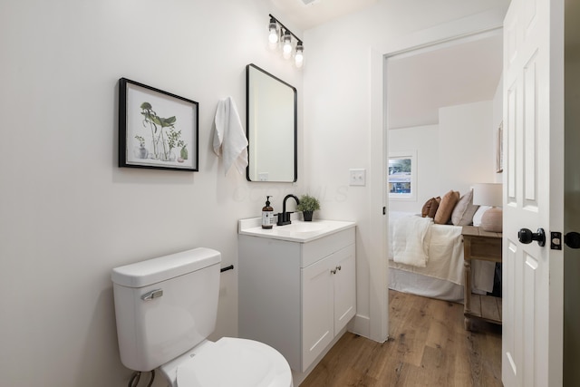 540 Mohawk Dr, Lancaster, OH 43130 - bathroom featuring vanity, ensuite bath, and wood finished floors