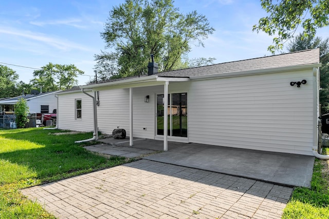 540 Mohawk Dr, Lancaster, OH 43130 - back of property with a lawn and a patio area