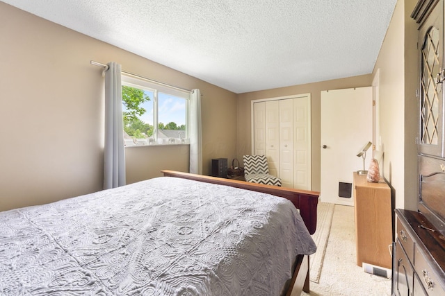 8621 Renford Ct, Powell, OH 43065 - carpeted bedroom featuring a textured ceiling and a closet