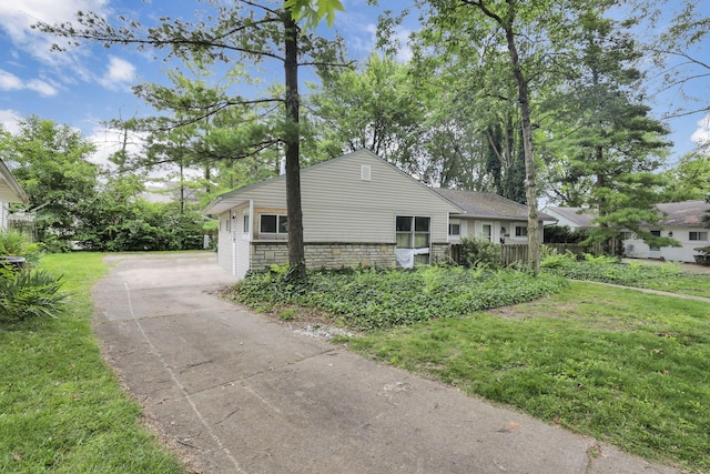 934-936 Kramer Ave, Columbus, OH 43212 - view of property exterior featuring a lawn and stone siding