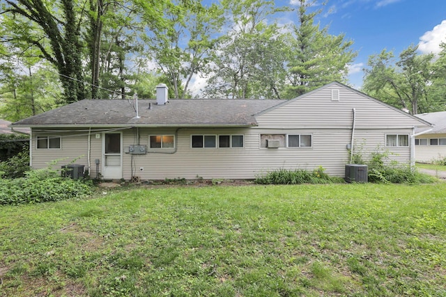 934-936 Kramer Ave, Columbus, OH 43212 - back of property with a lawn and a chimney