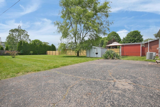 3101 Lewis Rd, Columbus, OH 43207 - view of yard featuring a shed