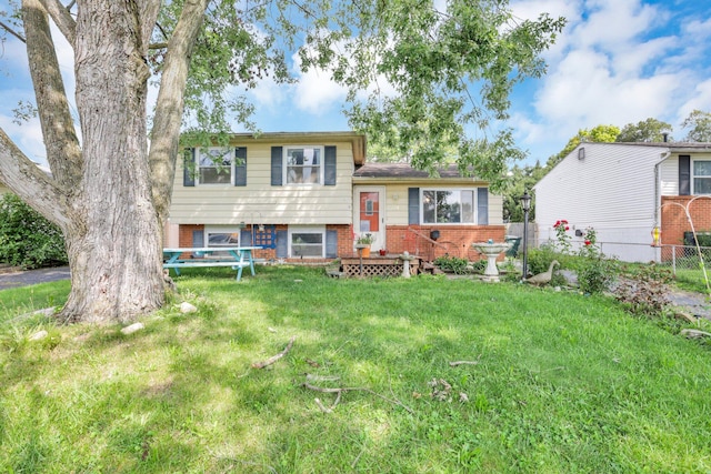 718 Bradwell Dr, Columbus, OH 43207 - split level home with brick siding