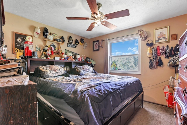 718 Bradwell Dr, Columbus, OH 43207 - bedroom featuring carpet floors, a textured ceiling, and a ceiling fan