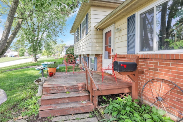 718 Bradwell Dr, Columbus, OH 43207 - wooden terrace featuring a lawn