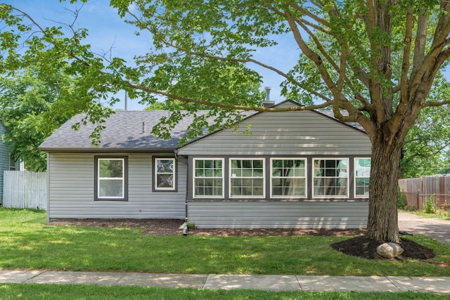 340 Danhurst Rd, Columbus, OH 43228 - single story home featuring a shingled roof