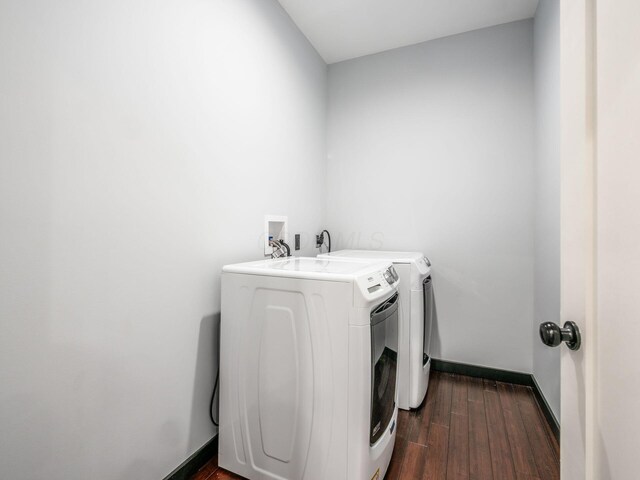 241 N 17th St, Columbus, OH 43203 - laundry room with washing machine and dryer and dark wood-type flooring