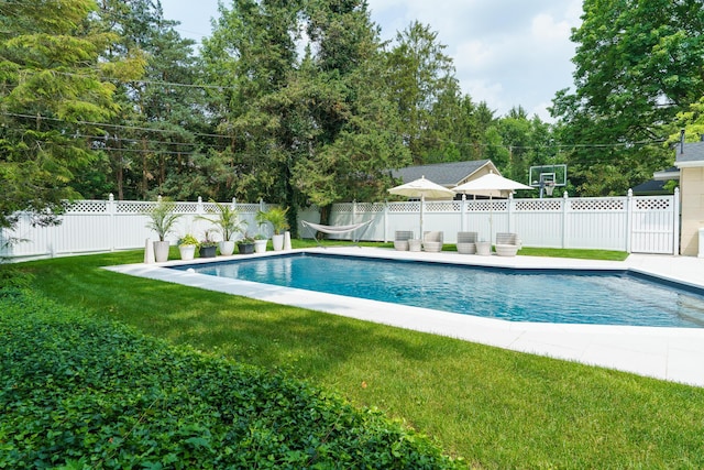 233 Preston Rd, Columbus, OH 43209 - view of swimming pool featuring a fenced backyard