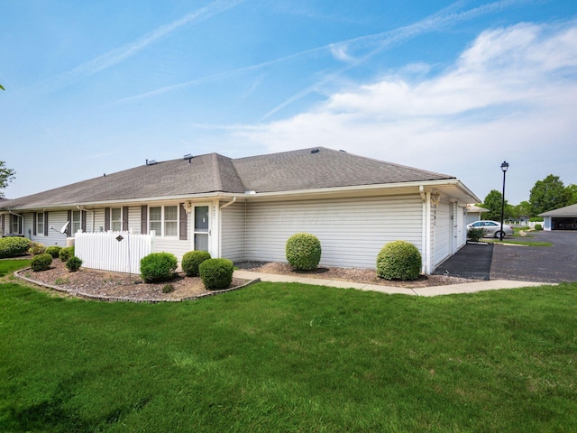 4401 Hammerton Dr Unit 13A, Columbus, OH 43228 - view of side of property with a yard and a shingled roof