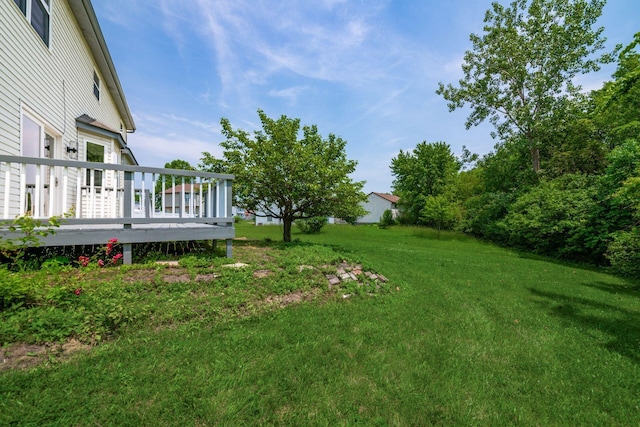 2840 Harnet Ct, Columbus, OH 43231 - view of grassy yard featuring a deck