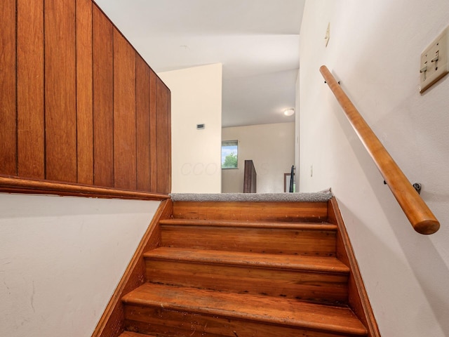 668 Kenilworth Ct, Columbus, OH 43230 - view of staircase