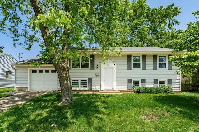 668 Kenilworth Ct, Columbus, OH 43230 - split foyer home with driveway, a front yard, and a garage