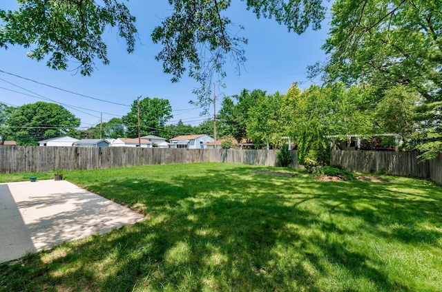 668 Kenilworth Ct, Columbus, OH 43230 - fenced backyard with a patio