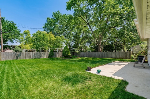 668 Kenilworth Ct, Columbus, OH 43230 - fenced backyard featuring a patio area