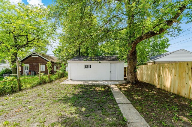 1233 Oakwood Ave, Columbus, OH 43206 - fenced backyard with an outbuilding