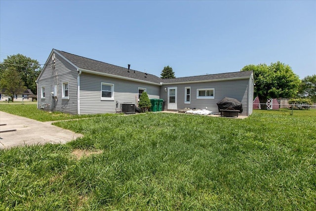 1935 Sedan Ave, Obetz, OH 43207 - rear view of house with a yard