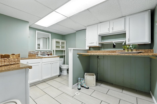 65 Jeffery Ln SE, Heath, OH 43056 - bathroom featuring a drop ceiling and vanity