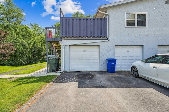 699 Cherry Hollow Rd Unit A, Columbus, OH 43228 - garage featuring asphalt driveway