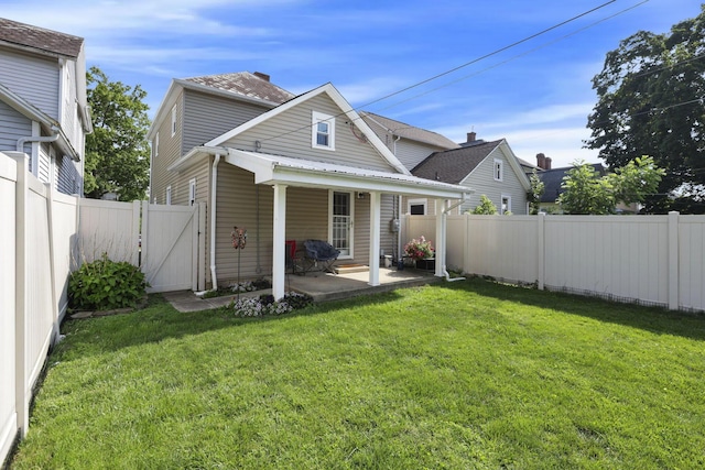 625 E Mulberry St, Lancaster, OH 43130 - back of property featuring a gate, a patio area, and a fenced backyard