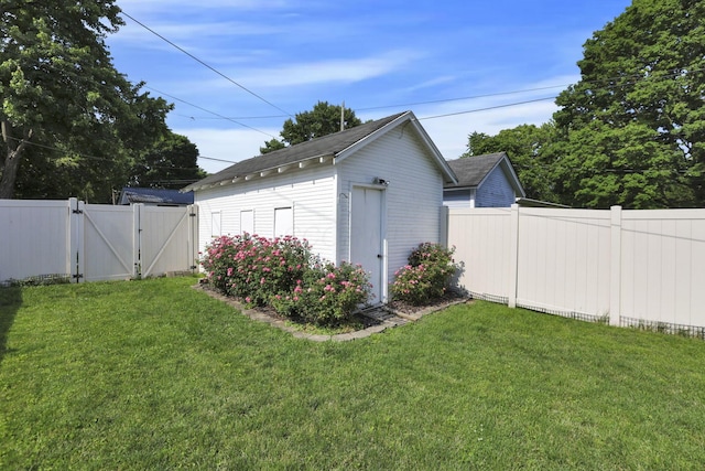 625 E Mulberry St, Lancaster, OH 43130 - view of yard featuring a gate and an outdoor structure