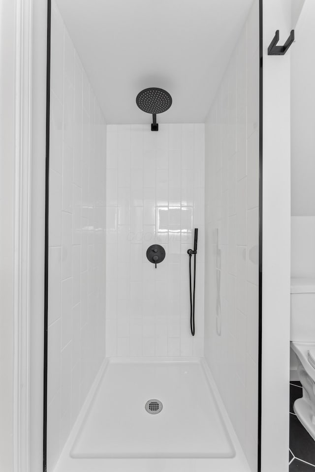 914 Worthington Woods Blvd Unit 11, Columbus, OH 43085 - bathroom featuring a tile shower