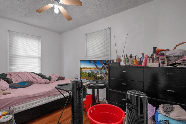 1265 Duxberry Ave, Columbus, OH 43211 - bedroom with wood finished floors, a textured ceiling, and a ceiling fan