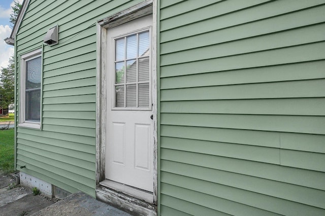 1265 Duxberry Ave, Columbus, OH 43211 - property entrance with crawl space