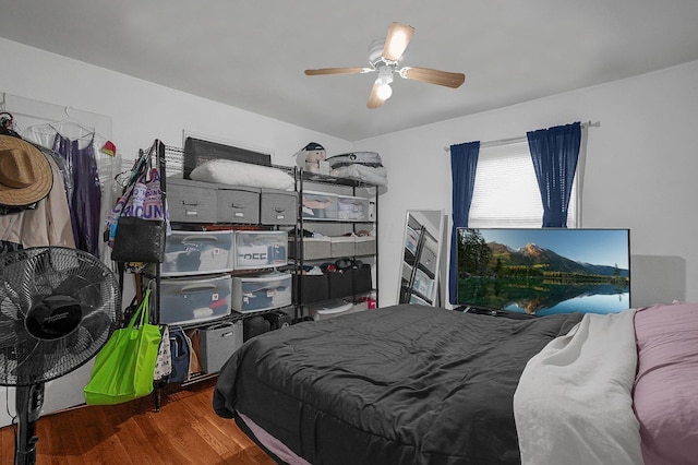 1265 Duxberry Ave, Columbus, OH 43211 - bedroom with wood finished floors and a ceiling fan