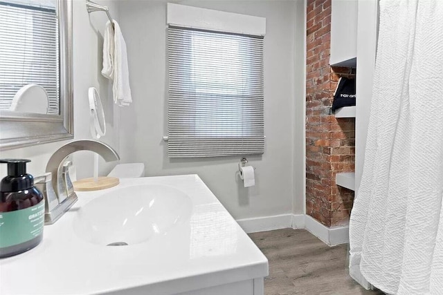 387 N Garfield Ave, Columbus, OH 43203 - bathroom with wood finished floors, vanity, and curtained shower