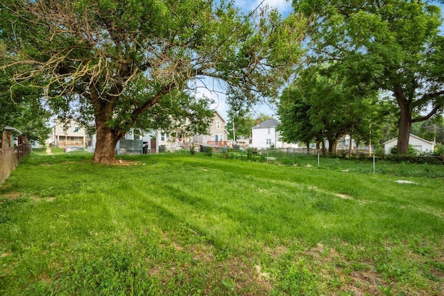 424 S Harris Ave, Columbus, OH 43204 - view of yard featuring a residential view