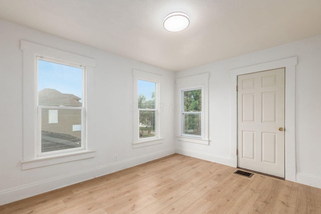 424 S Harris Ave, Columbus, OH 43204 - unfurnished room with light wood-style flooring and baseboards