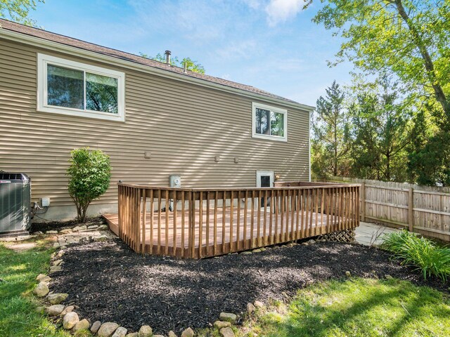 5264 Davidson Rd, Hilliard, OH 43026 - back of property featuring a wooden deck and a fenced backyard