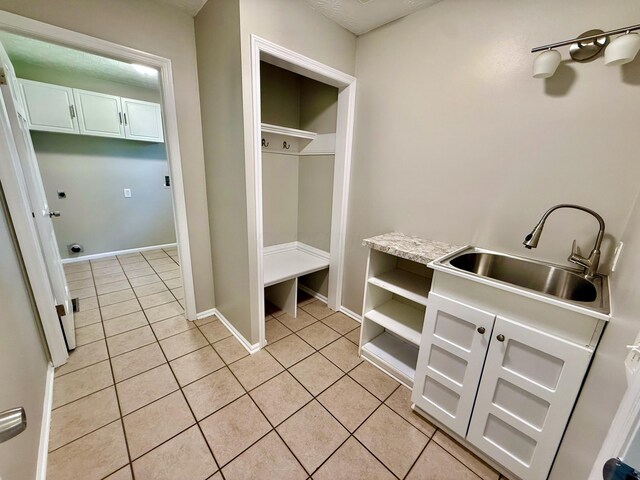 1724 Ramblewood Ave, Columbus, OH 43235 - mudroom with a sink and light tile patterned floors