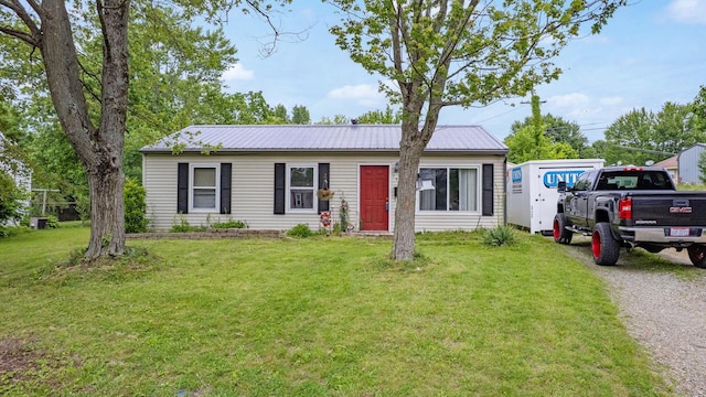 136 Ridgeview Ct, Johnstown, OH 43031 - ranch-style home featuring a front yard, a metal roof, and driveway