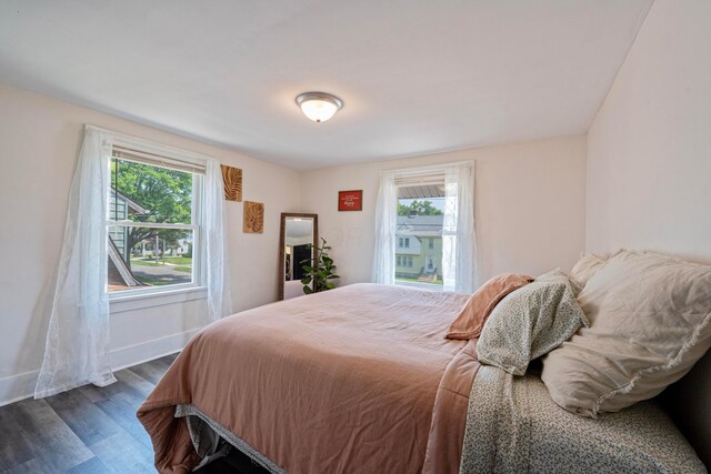 297 Central Ave, Newark, OH 43055 - bedroom featuring dark wood finished floors and baseboards