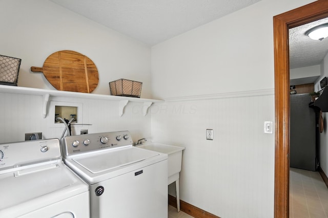 1482 Buckpoint Ln, Worthington, OH 43085 - washroom featuring washing machine and clothes dryer, wainscoting, and a textured ceiling