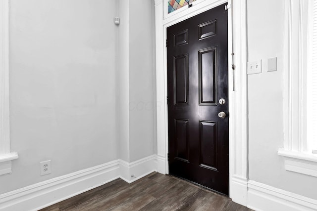611 E 11th Ave, Columbus, OH 43211 - entryway featuring dark wood-style flooring