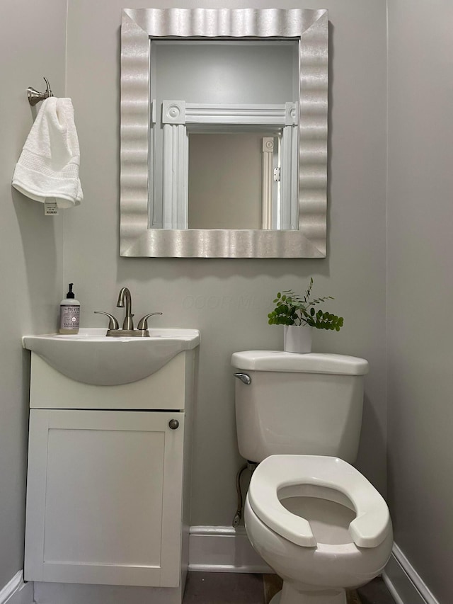 617 E 11th Ave, Columbus, OH 43211 - bathroom featuring baseboards and vanity