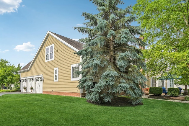 6150 Heritage Lakes Dr, Hilliard, OH 43026 - view of home's exterior with a garage, a lawn, and driveway