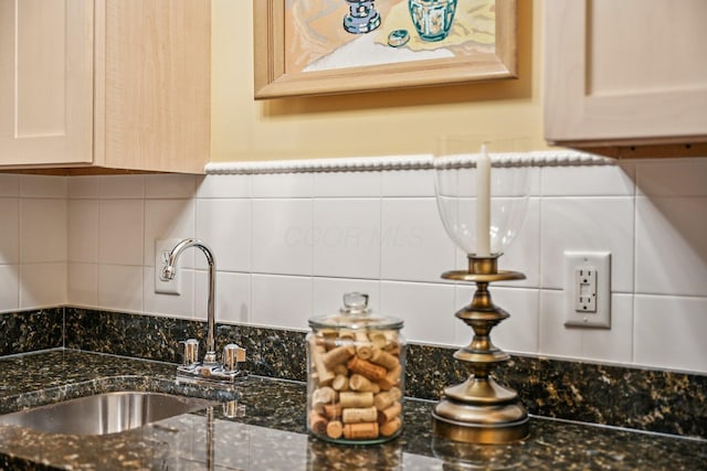 6150 Heritage Lakes Dr, Hilliard, OH 43026 - kitchen view of decorative backsplash and dark stone counters